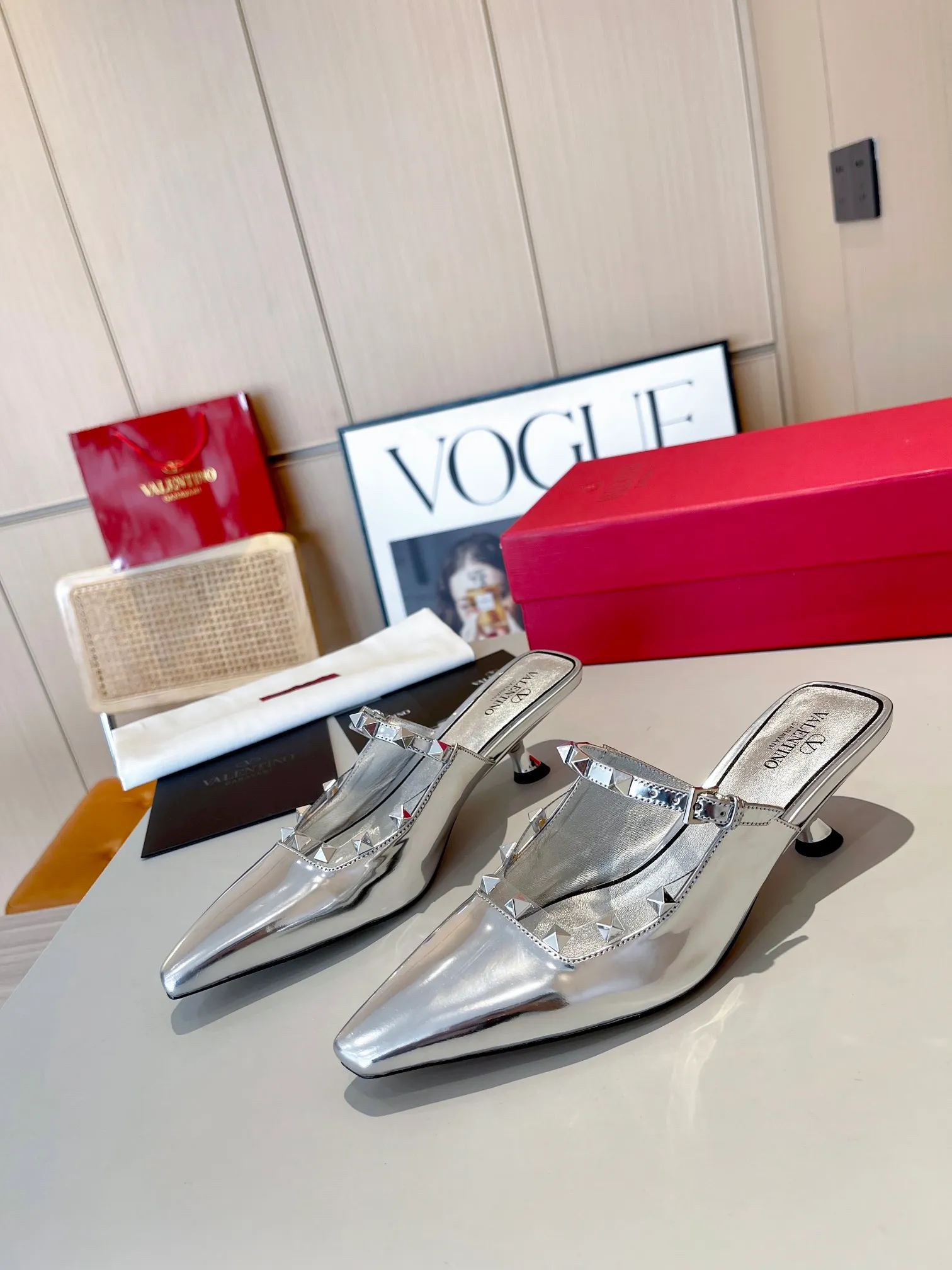 👟👟Ex-factory price 400👟👟 Genuine leather bottom +40 Top version 𝑉𝐴𝐿𝐸𝑁𝑇𝐼𝑁𝑂 Valentino 2024 spring and summer new women's back empty 6 colors new product The unique [classic] small rivet hardware accessories bring out a full sense of high-end, and the new season will live up to expectations! Worth buying ★Imported cow patent leather/Absolutely high-grade ❥Original method, absolutely sensual ❥Elegant style, creating a different feeling, simple and elegant style!  Code number: 35-41 (34-42 customized) Fabric: Imported cow patent leather Lining: Sheepskin lining Heel height: 5cm Leather outsole Rubber outsole